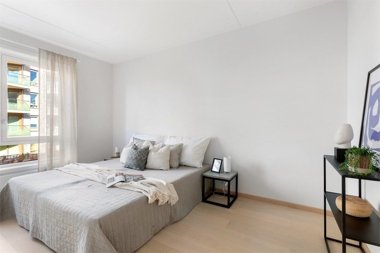 Hovedsoverommet har god plass til dobbeltseng og tilhørende møblement.