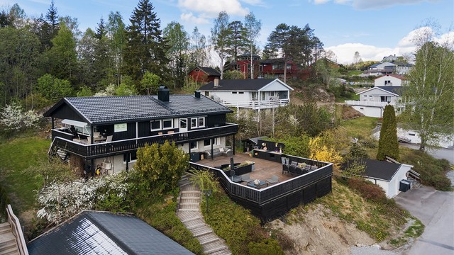 Boligen ligger i et rolig og barnevennlig nabolag preget av villabebyggelse.