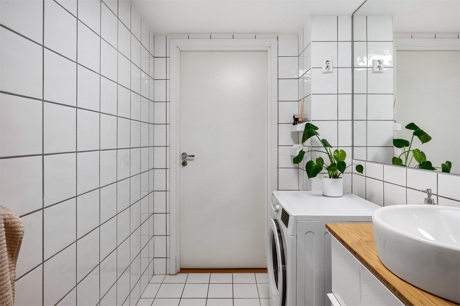 Badet har opplegg for vaskemaskin, mekanisk avtrekk samt rør-i-rør system.
