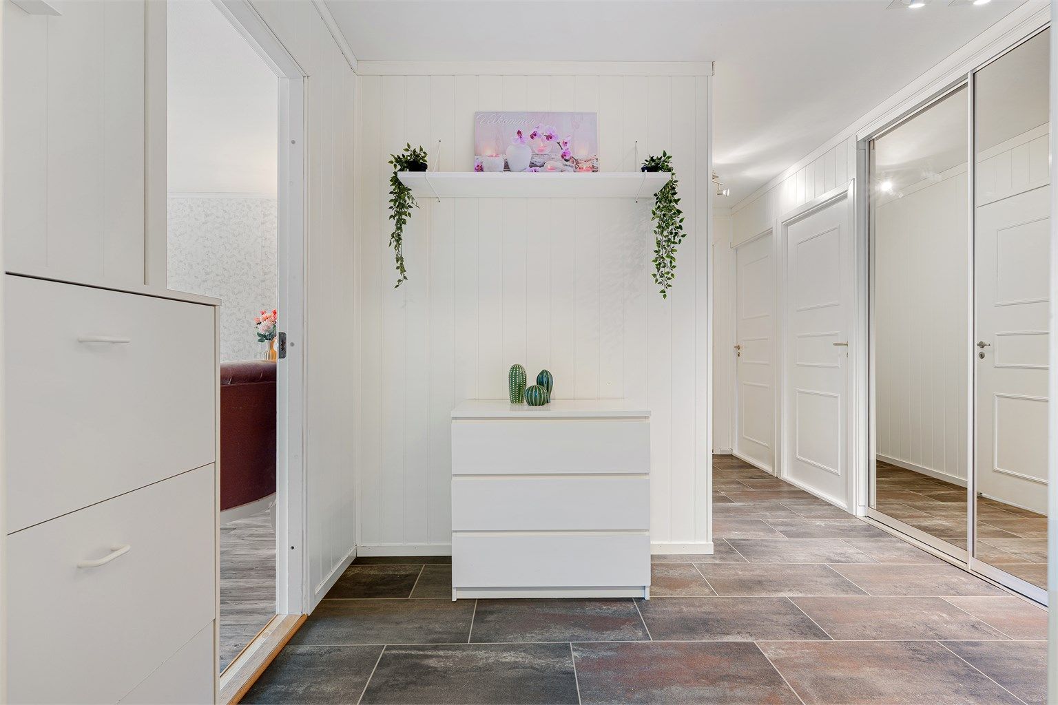 Romslig og lys entré med god plass til oppbevaring av yttertøy og sko. Leiligheten disponerer videre fire boder, hvorav en befinner seg på balkongen, to i 1. etasje og en i trapperom i samme etasje som leiligheten. 