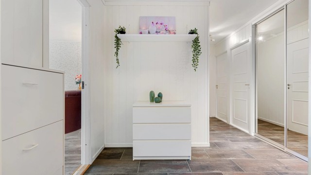 Romslig og lys entré med god plass til oppbevaring av yttertøy og sko. Leiligheten disponerer videre fire boder, hvorav en befinner seg på balkongen, to i 1. etasje og en i trapperom i samme etasje som leiligheten.