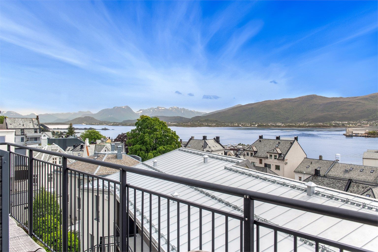 Paktfull utsikt fra terrassen mot Borgundfjorden og Sunnmørsfjella 