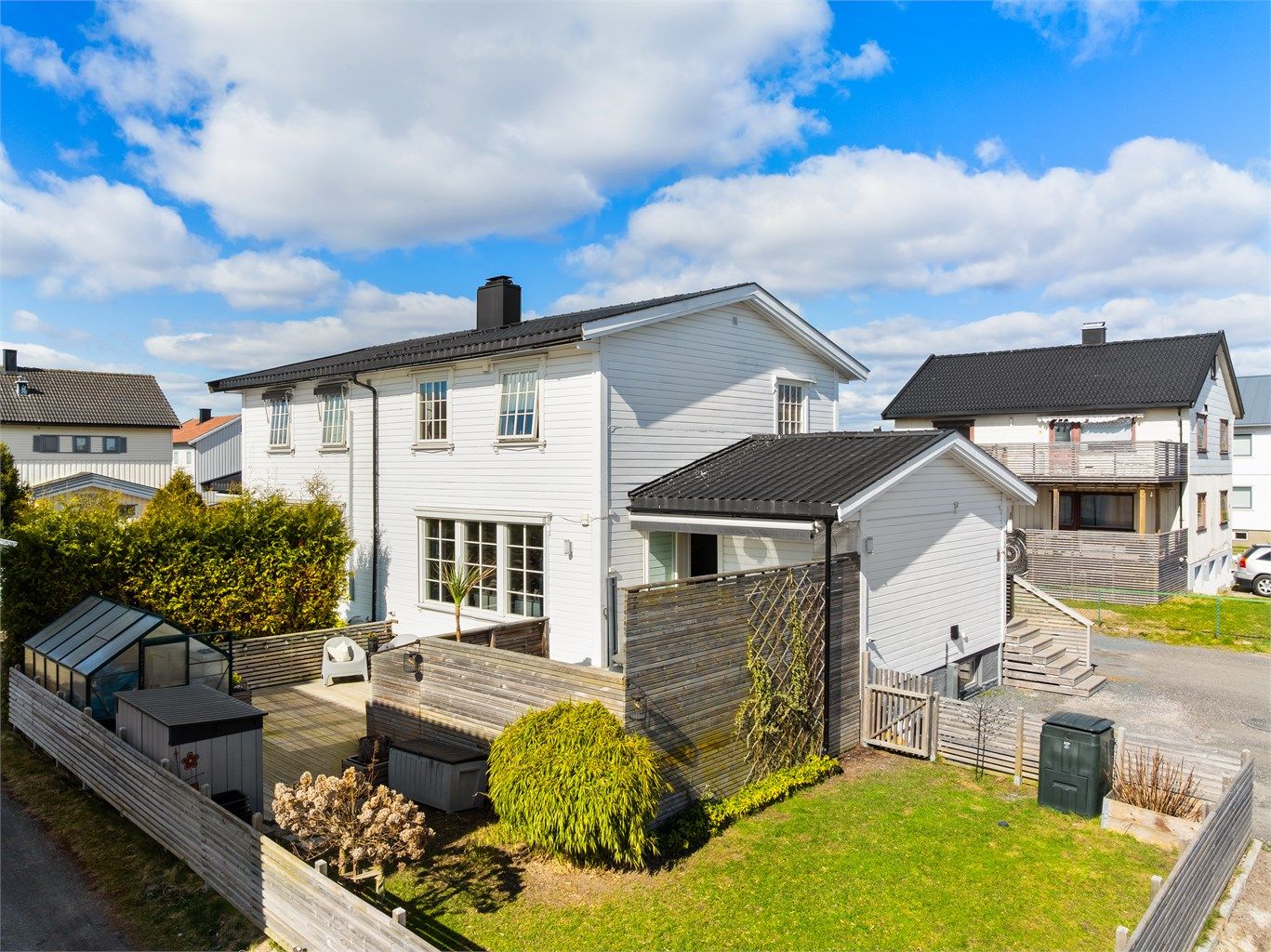 Stor innsats er nedlagt i opparbeiding av fine utearealer som inviterer til aktiv bruk.