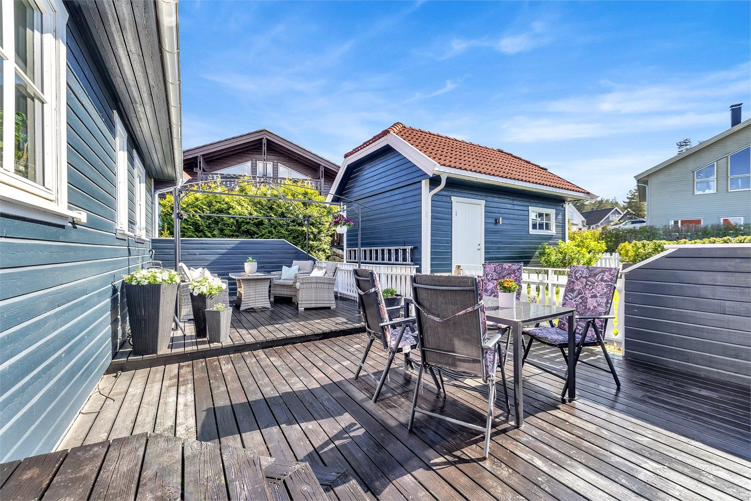 Solrik terrasse på ca 40 kvm, med god plass til flere sittegrupper og grill