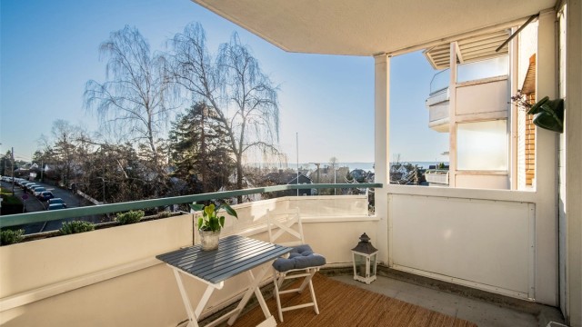 Velkommen til Radarveien 75 og denne flotte 3-roms leiligheten med utsikt mot villabebyggelsen - Presentert av Christoffer S. Akerjordet og Krogsveen Nordstrand