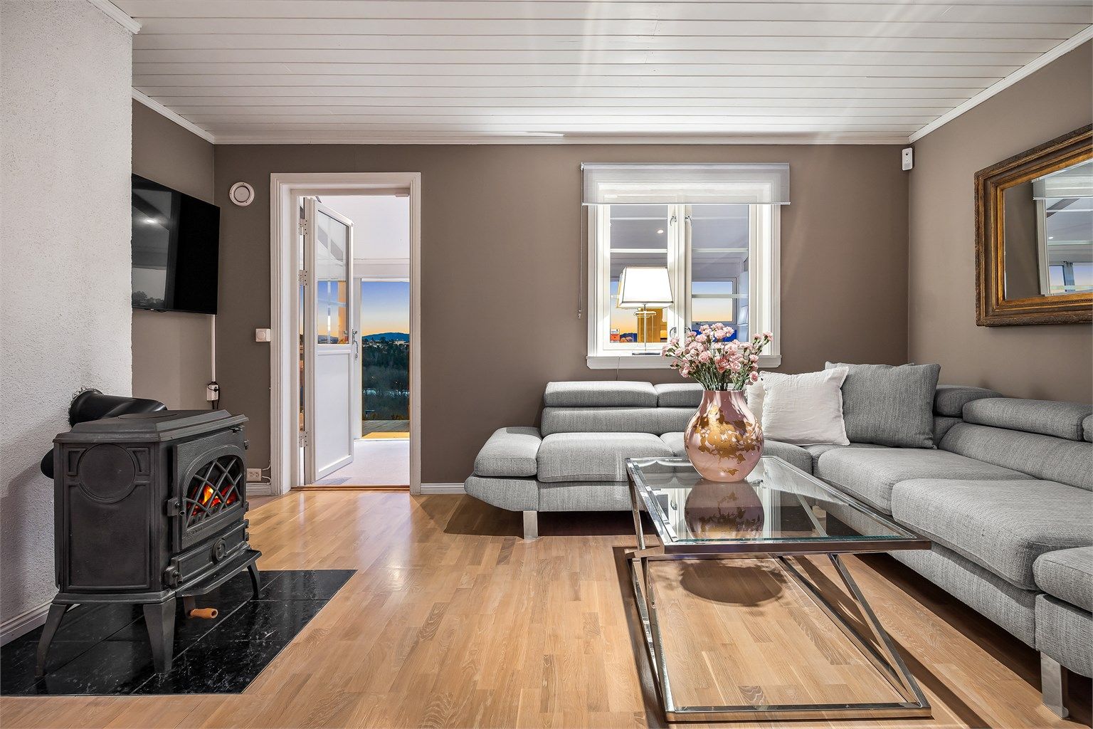 Stuen i første etasje har et ildsted som gir ekstra varme og en lun atmosfære på kjølige kvelder.