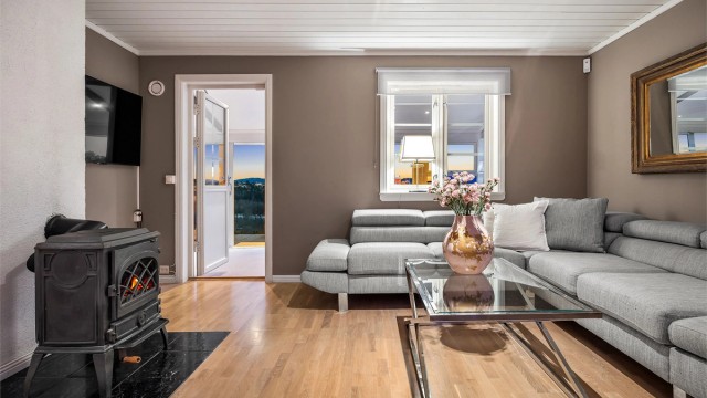 Stuen i første etasje har et ildsted som gir ekstra varme og en lun atmosfære på kjølige kvelder.