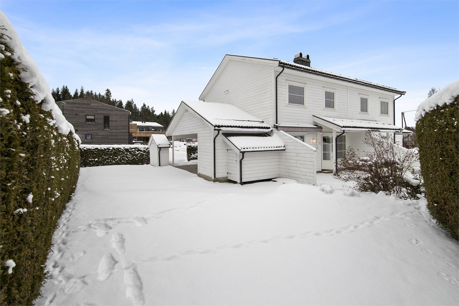 Rismyrveien 28 ligger i en stille og rolig gate/blindvei med lite trafikk og støy, og det ligger få boliger i denne gaten