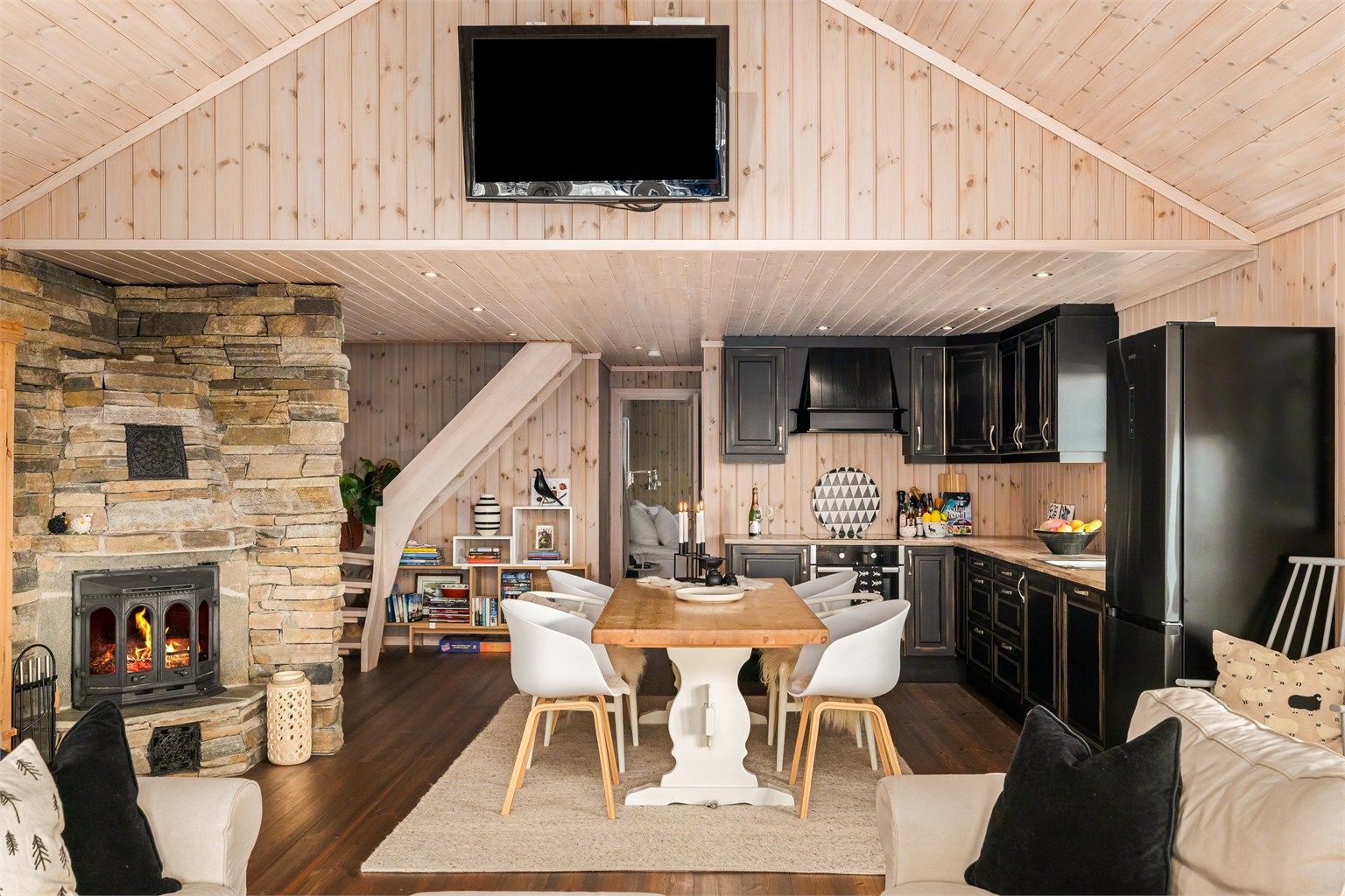 Peiskos med rustikt preg: Peisen er et mesterstykke både i form og utførelse og bringer naturen inn.