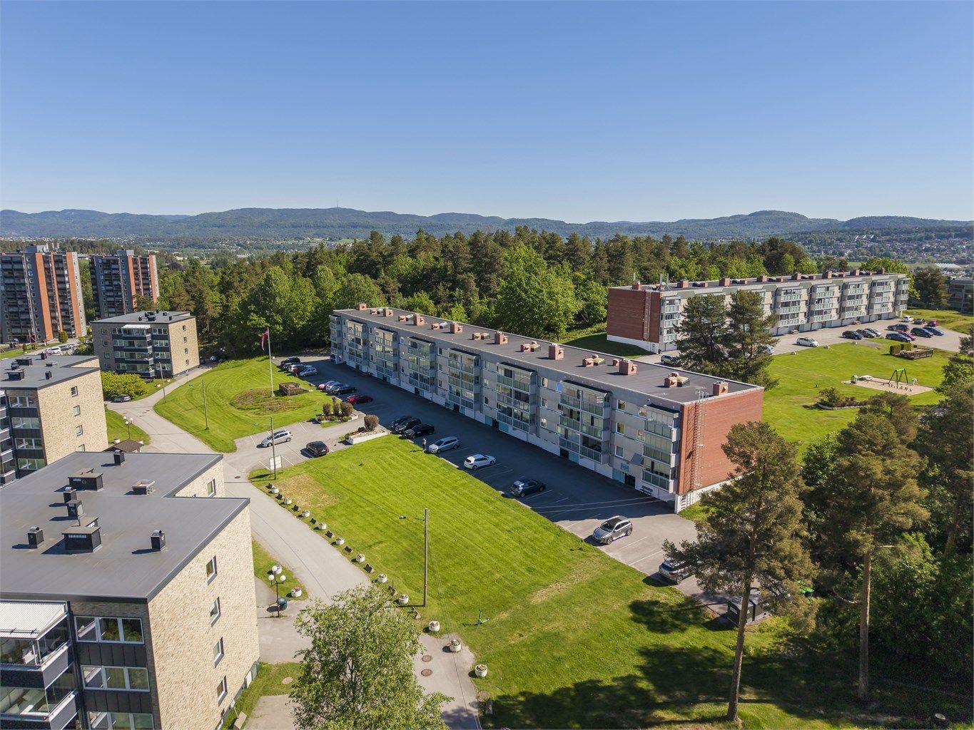Leiligheten har vestvendt og solrik innglasset balkong