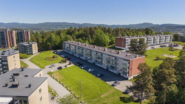 Leiligheten har vestvendt og solrik innglasset balkong