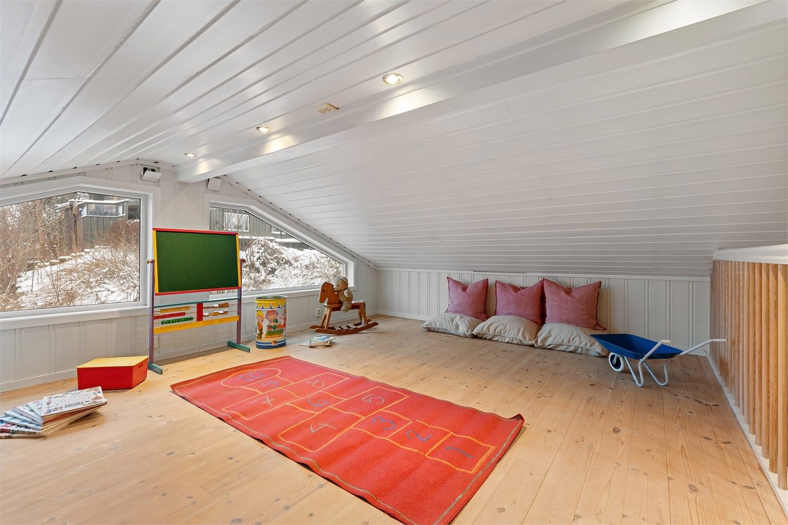 Over påbygget er det en praktisk hems med furugulv, ideell som lekerom eller ekstra stue.