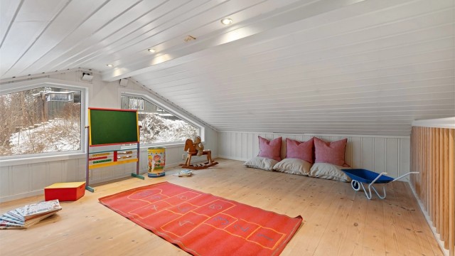 Over påbygget er det en praktisk hems med furugulv, ideell som lekerom eller ekstra stue.