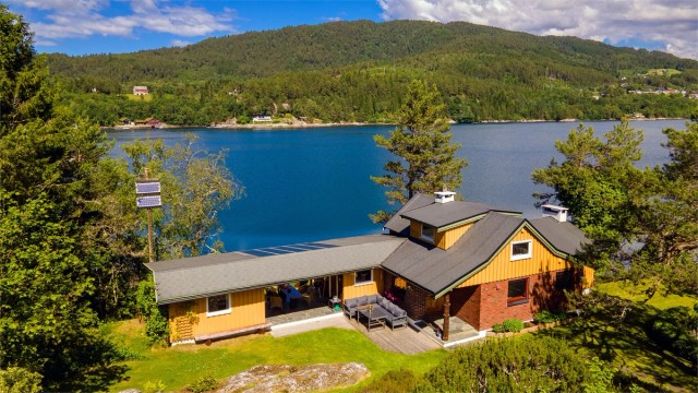 Dronebilde av eiendommen sett fra syd