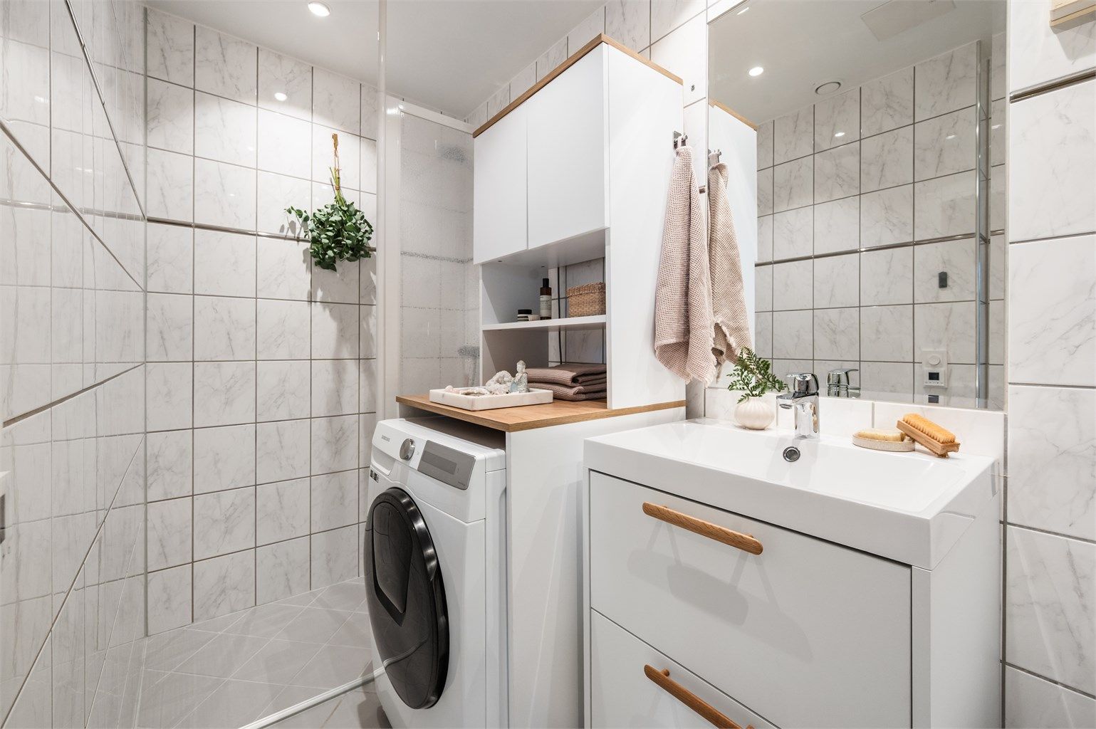 Lyst og romslig bad fra ombyggingsår med tidløse material- og flisevalg. Badet er av eldre dato, og det må påregnes kostnader til oppussing. 