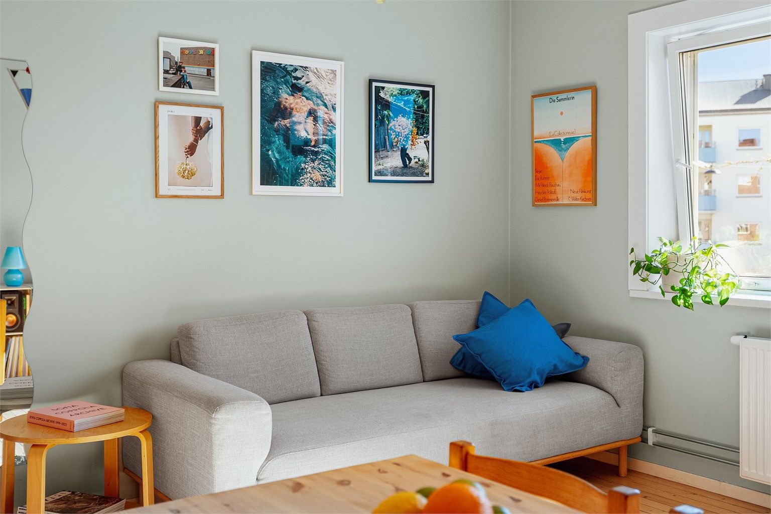 Stuen har nymalte overflater. Vinduene er fra 2018 og en takhøyde på 2,64 meter skaper en luftig atmosfære.