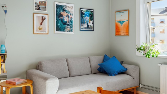 Stuen har nymalte overflater. Vinduene er fra 2018 og en takhøyde på 2,64 meter skaper en luftig atmosfære.