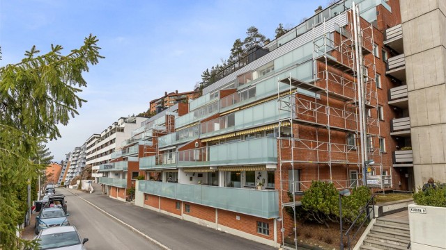 Leiligheten ligger i høy 1. etasje. Kurveien er blindvei, med lite trafikk i denne enden