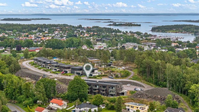 Beliggende i rolige omgivelser på Roppestadkollen med kort vei til sjø, matbutikk, barnehager, skole, bussholdeplass, m.m