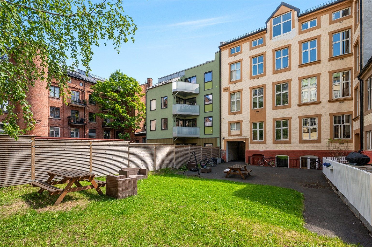 Bakgård. I mellomgården er det også sykkelparkering