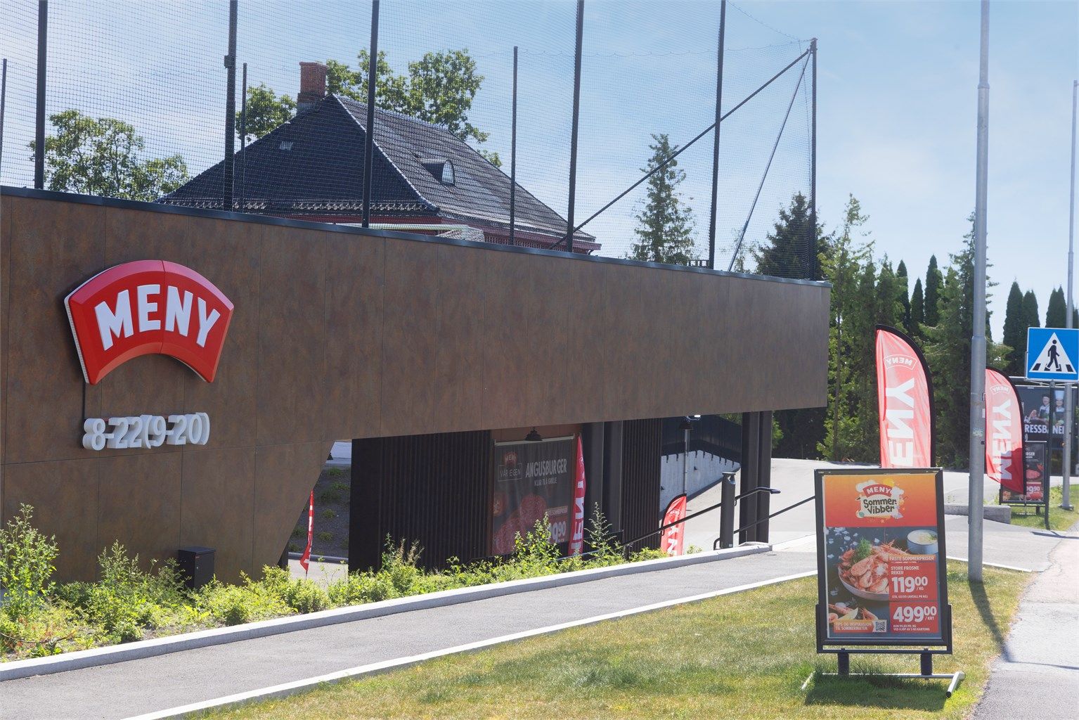 Gangavstand til kombinert idrettsanlegg og MENY-butikk (Meny Gressbanen), samt søndagsåpne Joker Holmenhavna og Joker Holmenkollen.