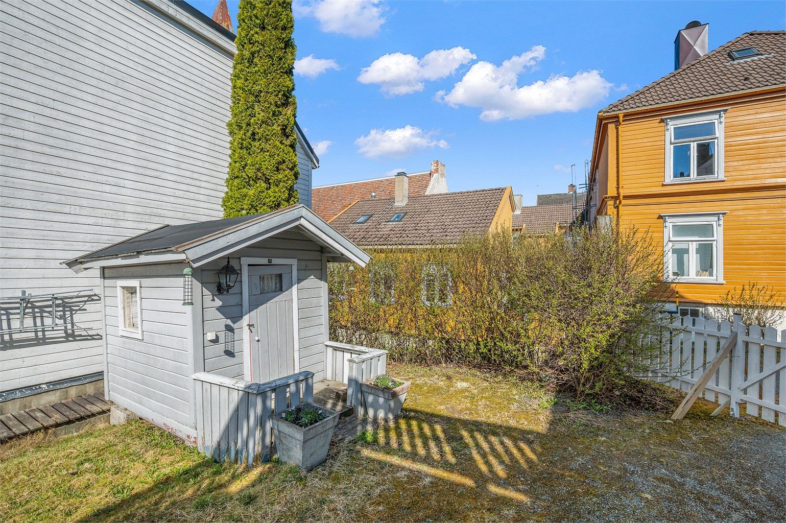 Rundt ti minutters gange unna ligger Solsiden – med dagligvare (inkludert søndagsåpent), klesbutikker, apotek, bakeri, 3T-treningssenter, Vinmonopol, et bredt utvalg av restauranter og kafeer, samt et yrende uteliv på kveldstid.