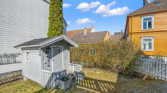 Rundt ti minutters gange unna ligger Solsiden – med dagligvare (inkludert søndagsåpent), klesbutikker, apotek, bakeri, 3T-treningssenter, Vinmonopol, et bredt utvalg av restauranter og kafeer, samt et yrende uteliv på kveldstid.