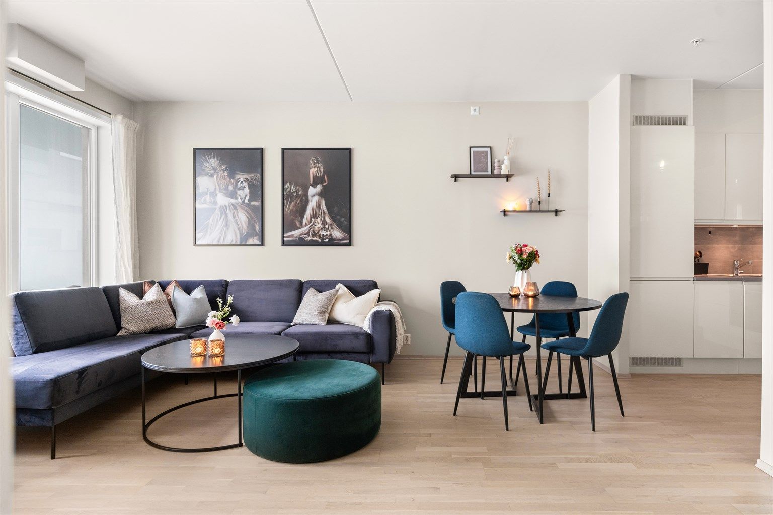 Leiligheten har en fin planløsning med åpen løsning mot kjøkkenet, samtidig som kjøkkenet er skjermet