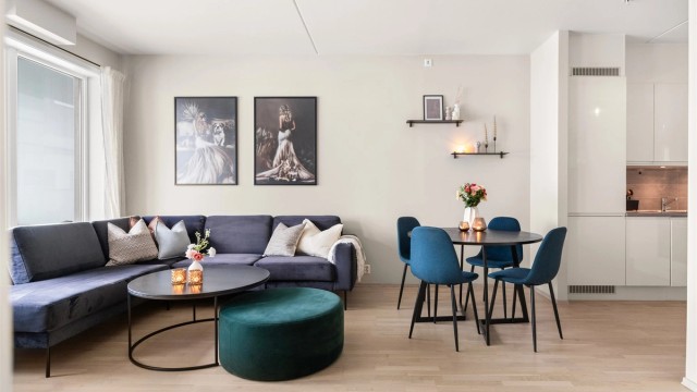 Leiligheten har en fin planløsning med åpen løsning mot kjøkkenet, samtidig som kjøkkenet er skjermet