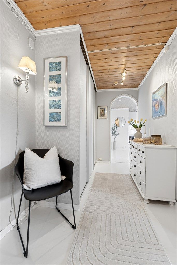 Romslig entré/gang med stor skyvedørsgarderobe.