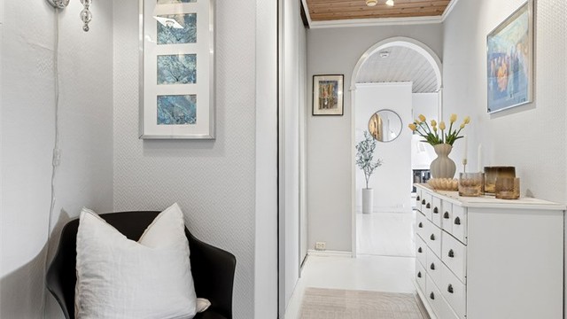 Romslig entré/gang med stor skyvedørsgarderobe.