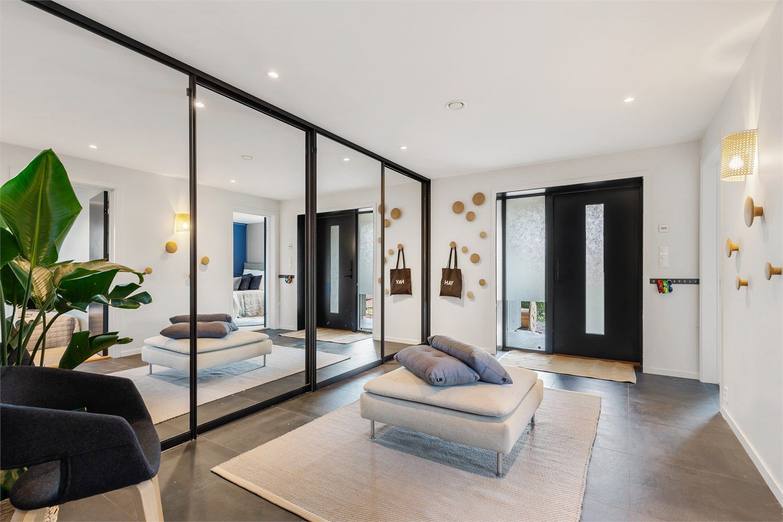 I underetasjen kommer du inn i en stor og luftig hall/entré med stor integrert skyvedørsgarderobe for oppbevaring av ytterklær og sko. Fra hallen kommer man til alle rommene i etasjen. Trappen til 1.etasje er også i hallen.