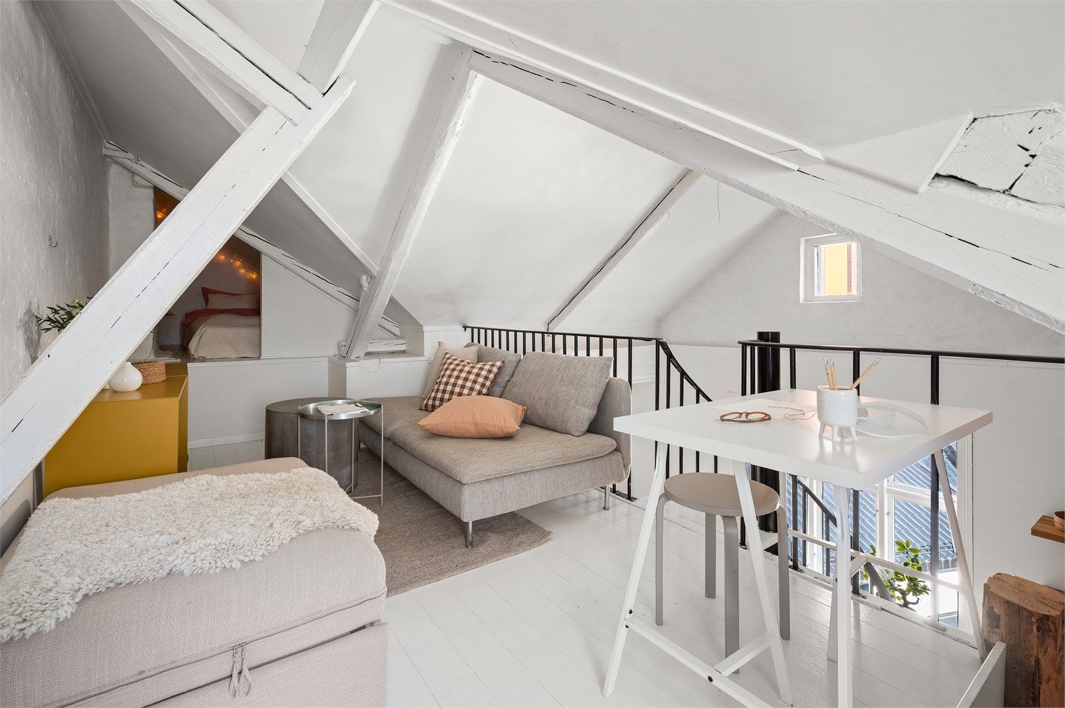 Leiligheten disponerer en nisje med tilgang fra mesaninen (loftsetasjen er ikke omsøkt eller godkjent).