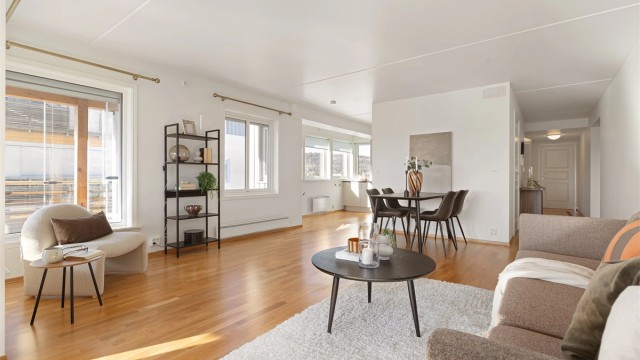 Fra stue mot kjøkken - God plass til sofagruppe, spisebord med mer
