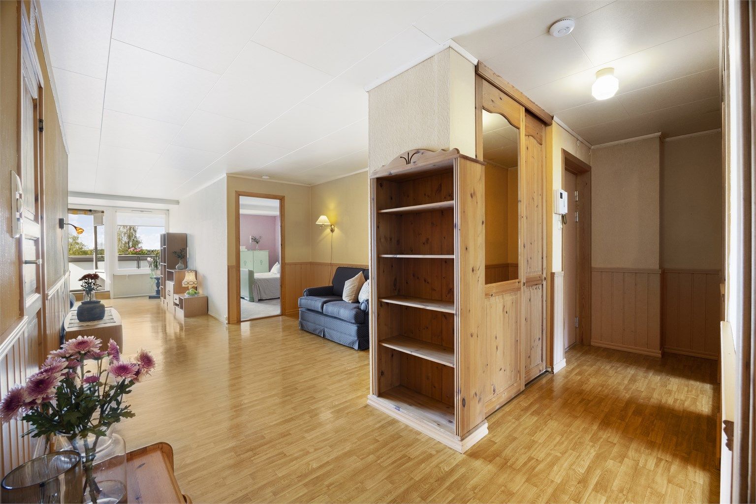 Stor leilighet med 3 soverom, to stuedeler og stort kjøkken og bad