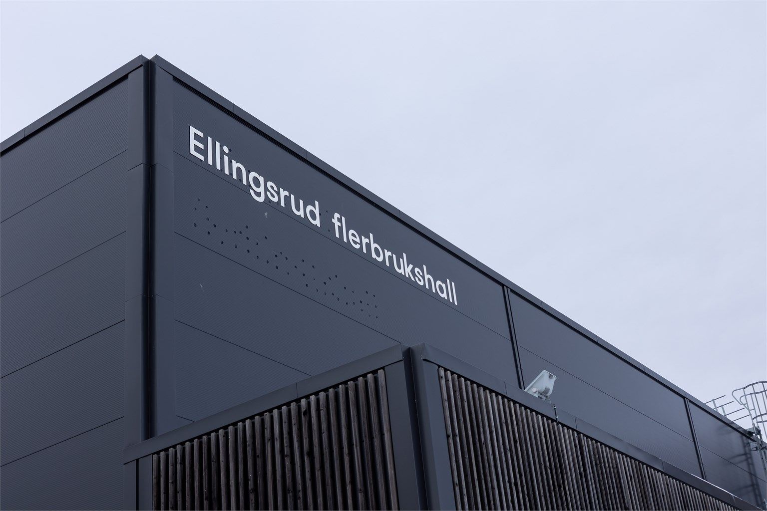 Bredt og aktivt fritidstilbud i nærområdet, med Ellingsrud idrettsanlegg, flerbrukshall, ridesenter og et sterkt idrettsmiljø gjennom Ellingsrud IL.