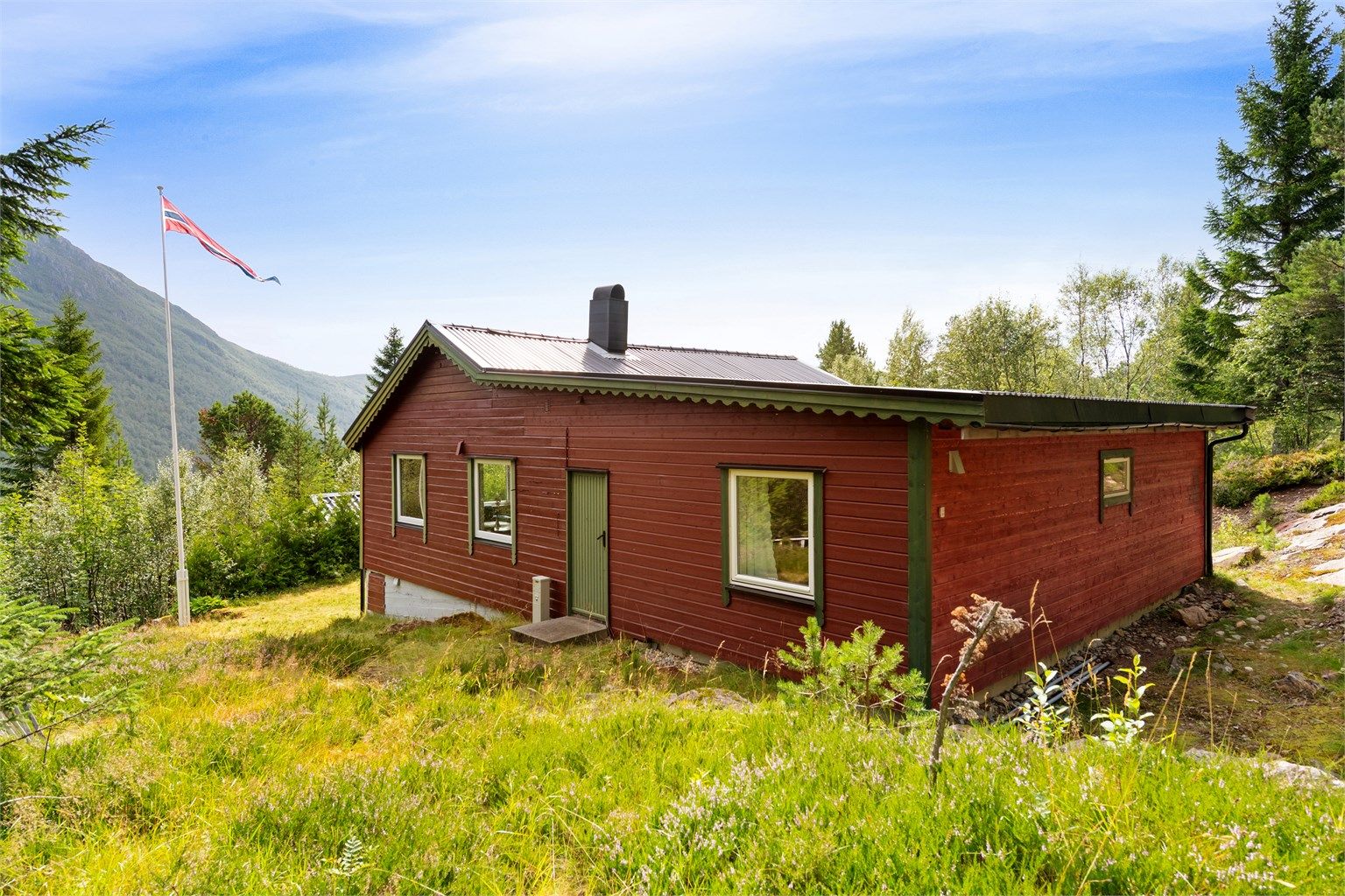 Hytta har fasade med liggende trekledning og er fundamentert på ringmur og pilarer av betong