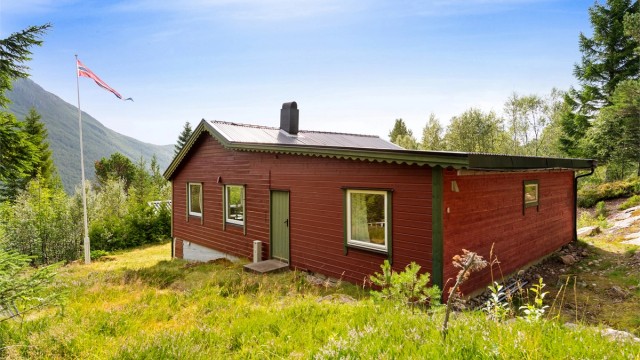 Hytta har fasade med liggende trekledning og er fundamentert på ringmur og pilarer av betong