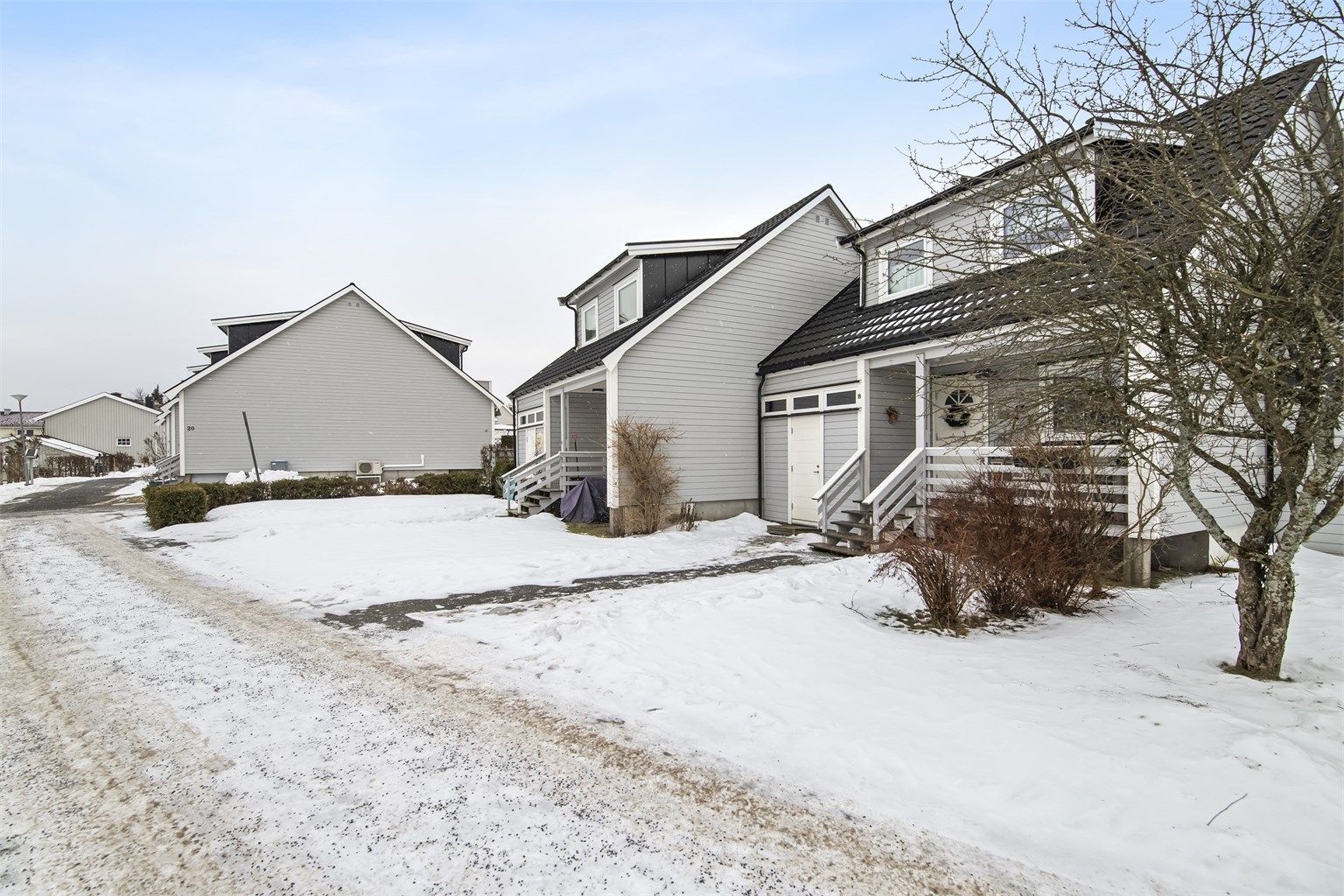 Asfalterte gangveier til boligen fra felles parkeringsområde