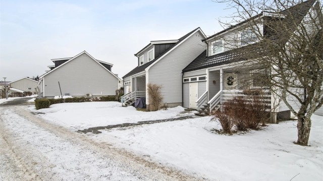 Asfalterte gangveier til boligen fra felles parkeringsområde