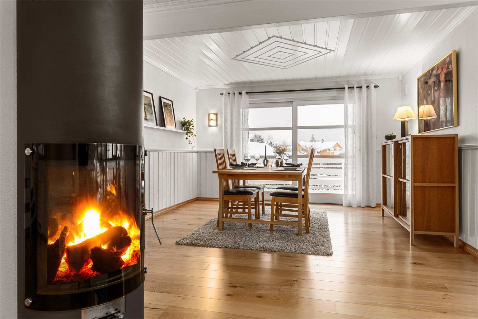 God plass til en romslig spisestue - Peisen er vendbar og kan tilpasses der du sitter for å se flammene 