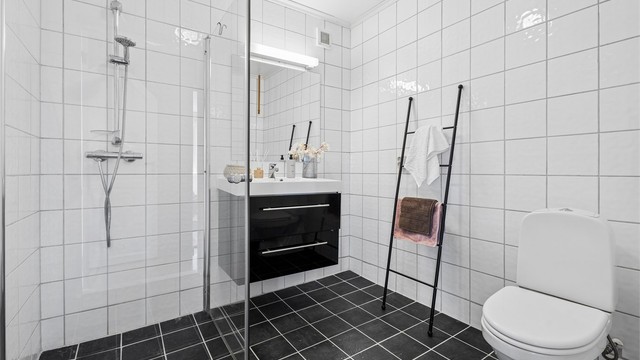 Badet i underetasjen ble oppgradert i 2013 og har flislagte overflater med gulvvarme, sertvant med underskap, dusjhjørne med glassdører og toalett.