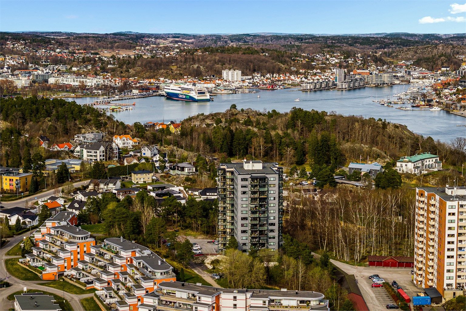 Det er fin gangavstand til sentrum fra leiligheten, med gang - og sykkelsti hele veien. For øvrig er det gode bussforbindelser i området. Foruten en sentral beliggenhet får du også flotte turområder rett utenfor døren.
