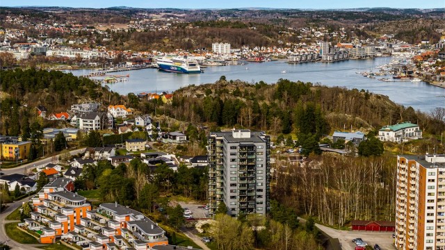 Det er fin gangavstand til sentrum fra leiligheten, med gang - og sykkelsti hele veien. For øvrig er det gode bussforbindelser i området. Foruten en sentral beliggenhet får du også flotte turområder rett utenfor døren.
