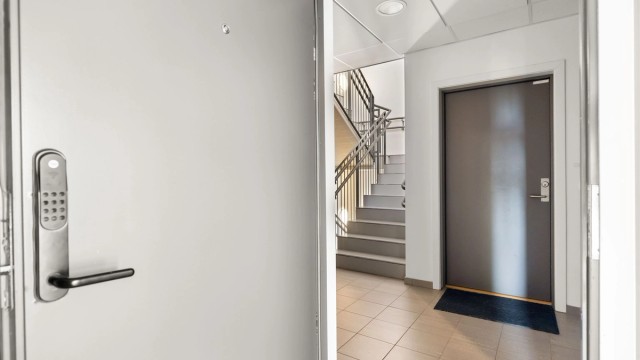 Det er heisadkomst og felles trappegang til leiligheten, og gjester slippes inn via dørcalling med video.