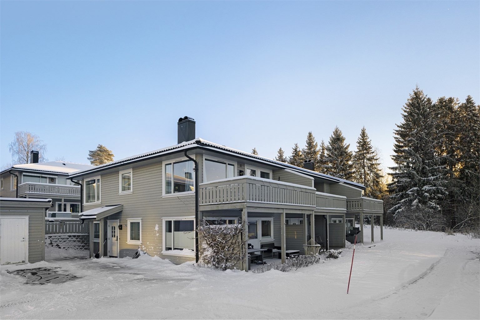 Overbygget vestvendt inngangsparti med markterrasse på 14 kvm. 