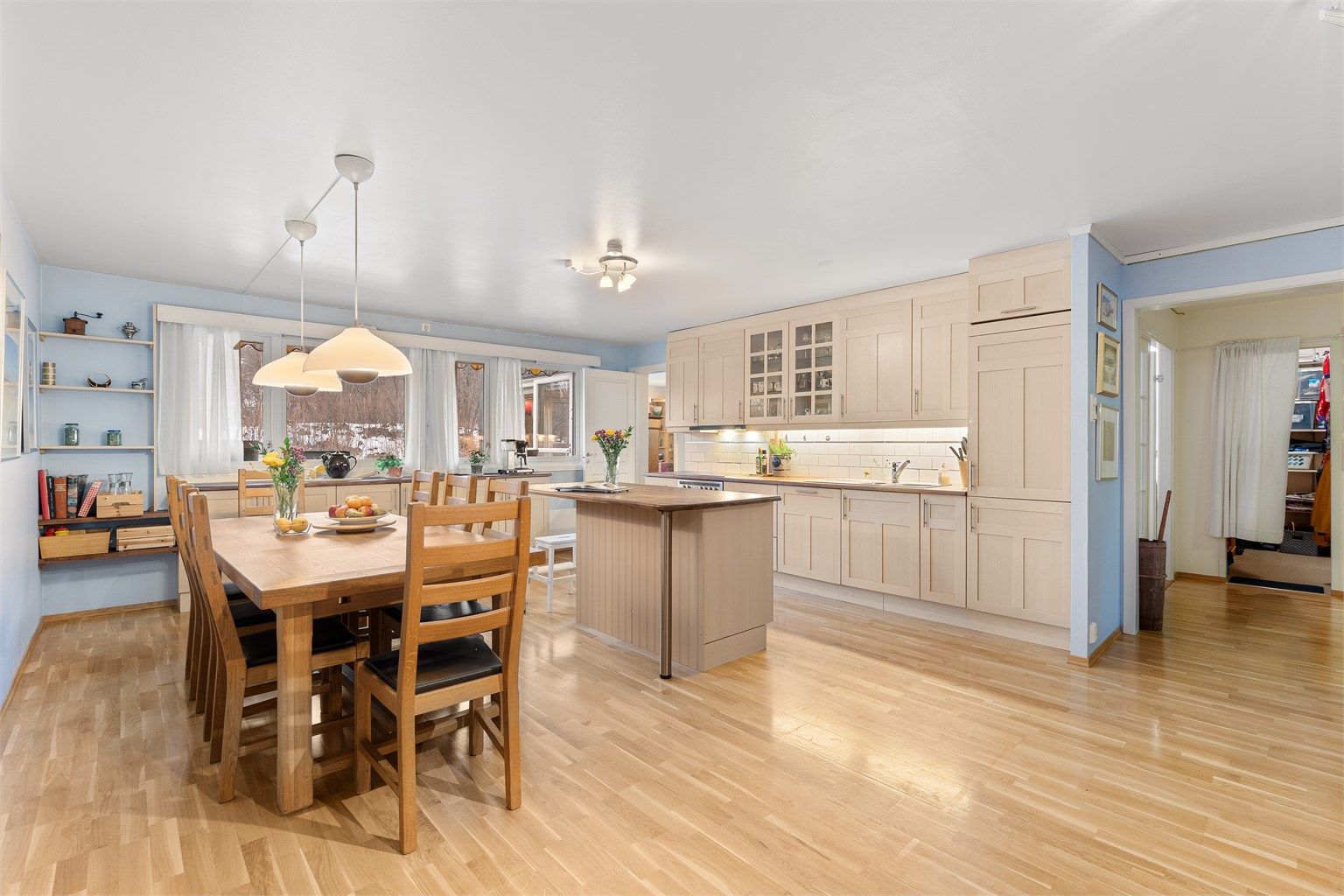 Det romslige kjøkkenet er et naturlig samlingspunkt, med god plass til både matlaging og langbord.