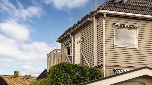 Velkommen hjem! Boligen har en hyggelig adkomst via egen inngang i grønne omgivelser