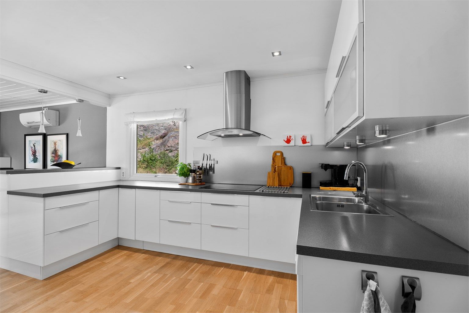 Lyst og hyggelig kjøkken med åpen og sosial løsning