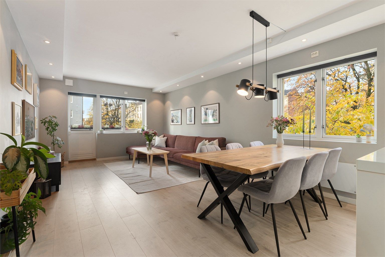 Boligen er en høyt beliggende 1. etg. med masse naturlig lysinnslipp fra store vindusflater på flere kanter